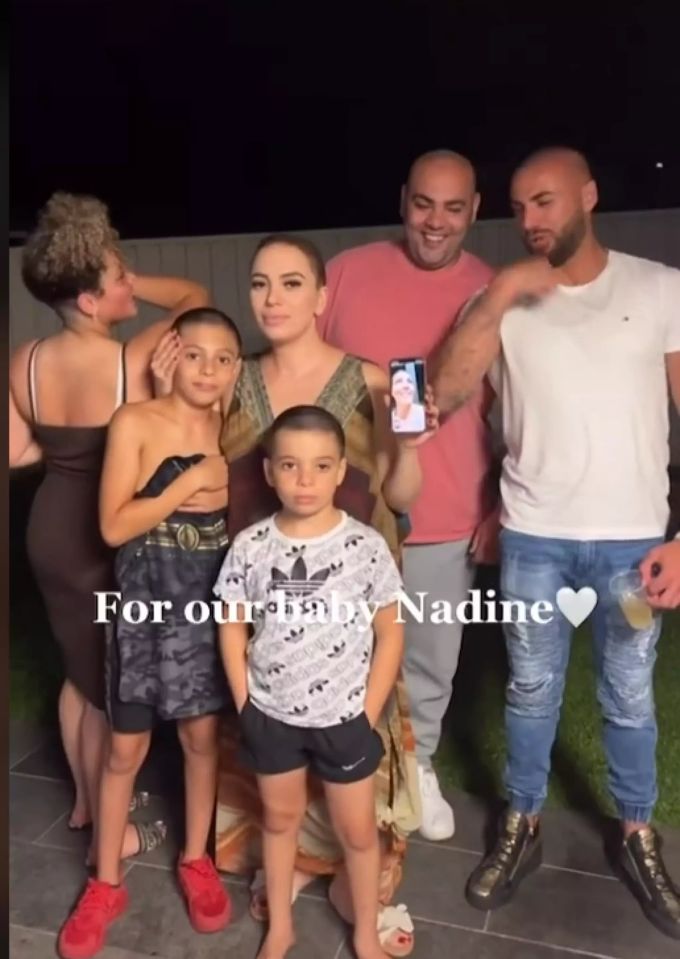 Die ganze Familie lässt sich die Haare schneiden. Haare