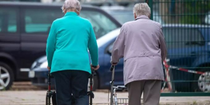 Die Niedrigzinsphase wirkt sich auch auf die Pensionskassen aus. Foto: Stefan Sauer/dpa Die Niedrigzinsphase wirkt sich auch auf die Pensionskassen aus. Foto: Stefan Sauer/dpa