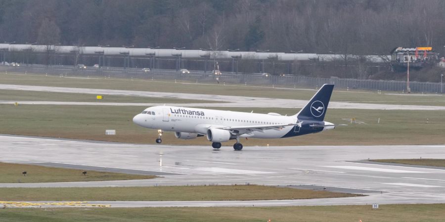 Ein Airbus A320 der Fluggesellschaft Lufthansa landet in Hamburg.