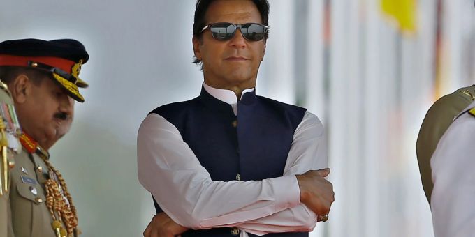 Der pakistanische Premierminister Imran Khanbei einer Militärparade anlässlich des pakistanischen Nationalfeiertags in Islamabad. Der pakistanische Premierminister Imran Khanbei einer Militärparade anlässlich des pakistanischen Nationalfeiertags in Islamabad.