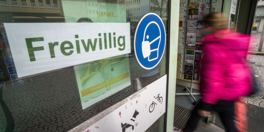 Nach Wegfall der Maskenpflicht in Supermärkten weiterhin einen Mund-Nasen-Schutz zu tragen, stellt entgegen einer Legende keinen Hausfriedensbruch dar.