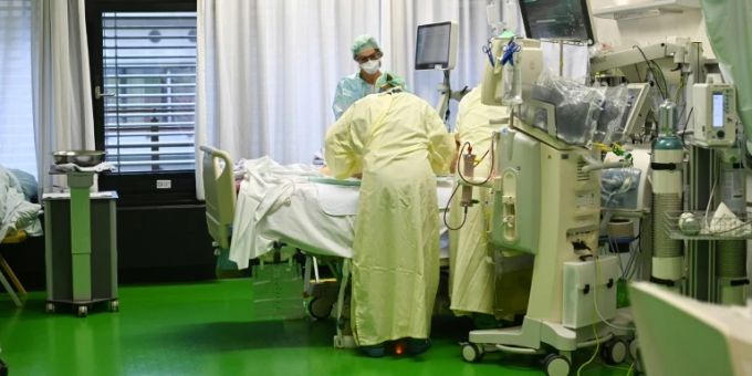 Betreuung eines Covid-19-Patienten in einem Krankenhaus Betreuung eines Covid-19-Patienten in einem Krankenhaus