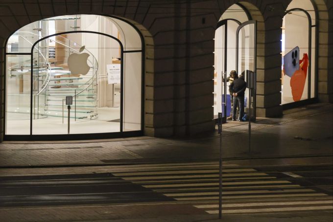 Der Geiselnehmer steht mit der Geisel im Eingang des Apple-Stores in Amsterdam, am 22. Februar 2022. Hostage situation in Apple Store in Amsterdam over