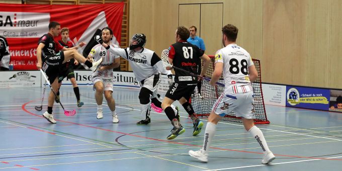 85 Simon Dürler, Nr. 87 Flavio Schneider und Nr. 19 Fabian Massaro im Spiel für den Unihockey Limmattal. - Urdorf 85 Simon Dürler, Nr. 87 Flavio Schneider und Nr. 19 Fabian Massaro im Spiel für den Unihockey Limmattal. - Urdorf