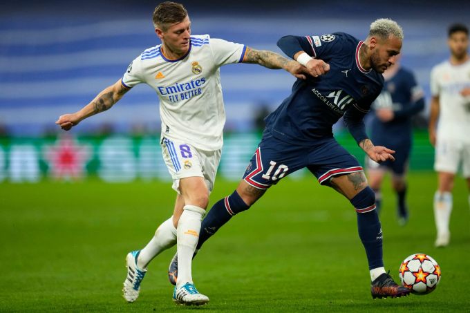 Toni Kroos (l) von Real Madrid im Achtelfinale der Champions League in Aktion gegen Neymar von Paris Saint-Germain. Neymar