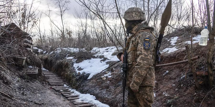 Ein ukrainischer Marinesoldat steht in einem Graben. In dem Dauerkonflikt in der Ostukraine haben die Vereinten Nationen ihre Schätzung zu Opfern jetzt deutlich erhöht. Foto: Andriy Dubchak/AP/dpa