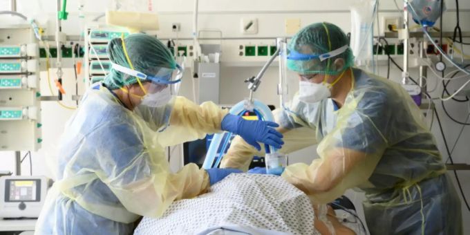 Jasem Nissi bezahlt seine Impf-Faulheit mit schweren Komplikationen nach einer Infektion mit dem Coronavirus (Symbolbild). Coronavirus