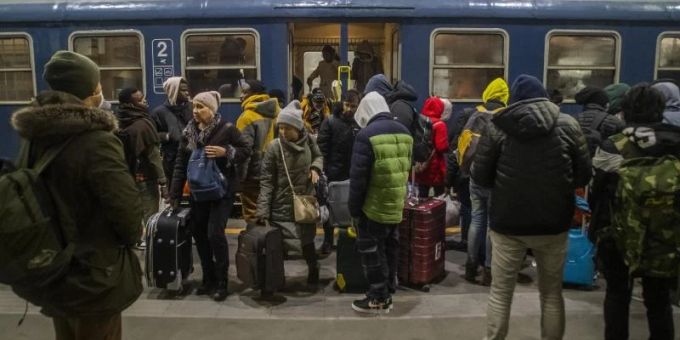 Flüchtlinge aus der Ukraine kommen in Budapest an. Innerhalb kürzester Zeit müssen wegen der russischen Aggression immer mehr Menschen aus der Ukraine fliehen. Foto: Zoltan Balogh/MTI/dpa Ukraine