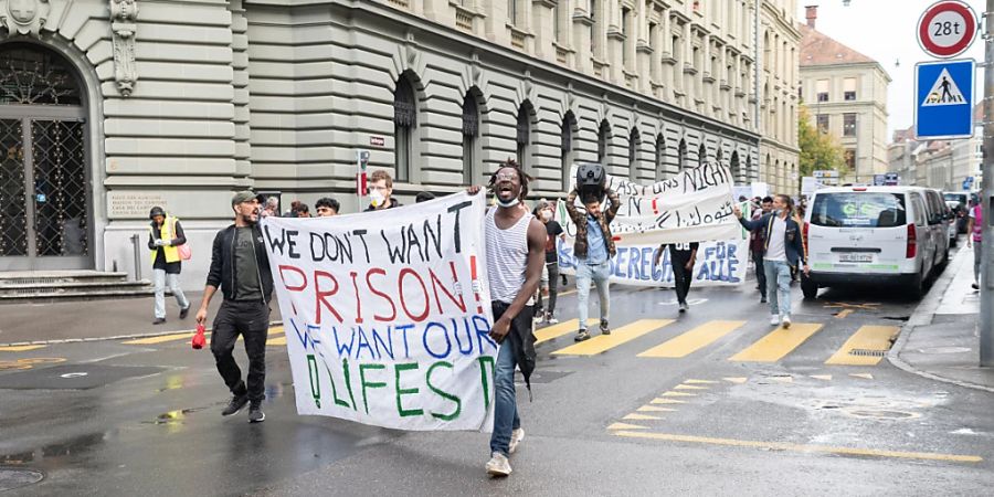 Die Situation in den Rückkehrzentren für abgewiesene Asylsuchende sorgt immer wieder für Proteste - hier an einer Kundgebung im September 2020 in Bern. (Archivbild)