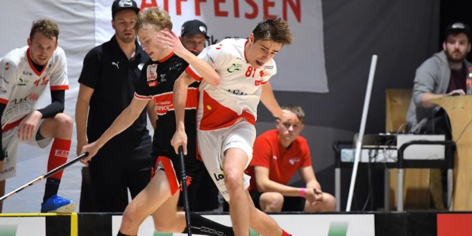 Thuns Jan Rehor (r.) im Zweikampf mit Filip Karlsson. UHC Thun