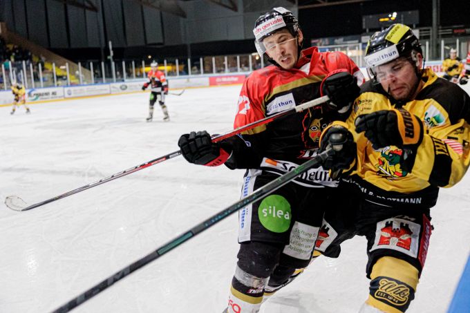 Jan Schoch (l.) musste auf die Zähne beissen. EHC Thun