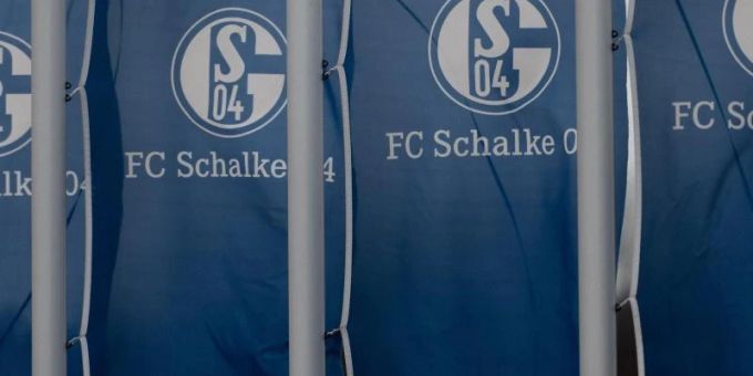 Fahnen mit dem Logo des FC Schalke 04. fc schalke 04