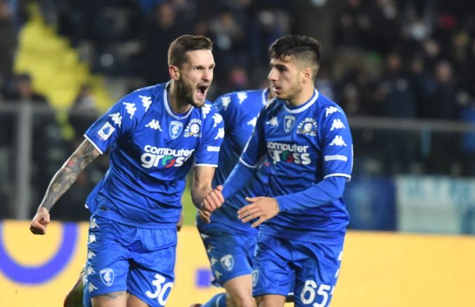 Petar Stojanovic feiert mit den Teamkollegen von Empoli seinen Torerfolg. Empoli