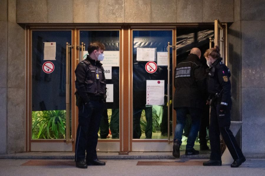 Ermittler untersuchen den Tatort an der Uni Heidelberg (D).