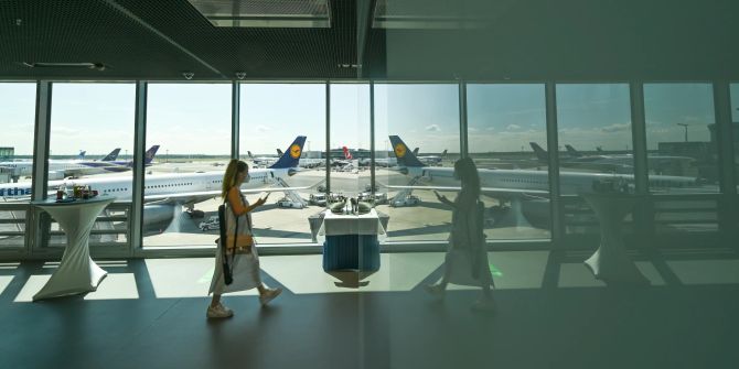 Flughafen Gang Fenster Frau Lufthansaflugzeuge