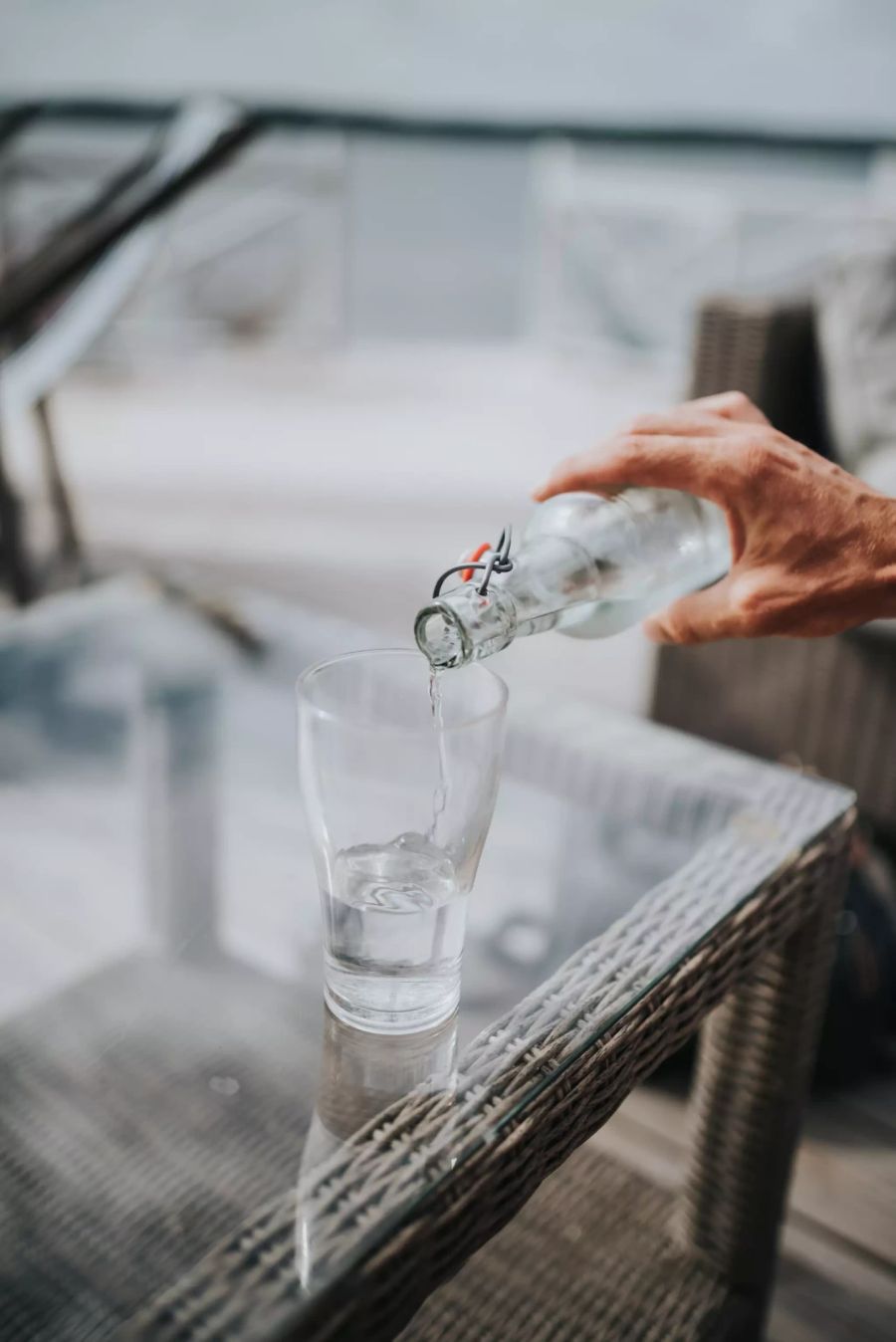 Wasserflasche und Glas