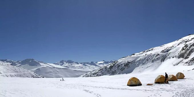 Die Seismologen führten ihre Messungen auf dem Rhonegletscher auf 2500 Meter Höhe durch. Glasfaserkabel, Studie