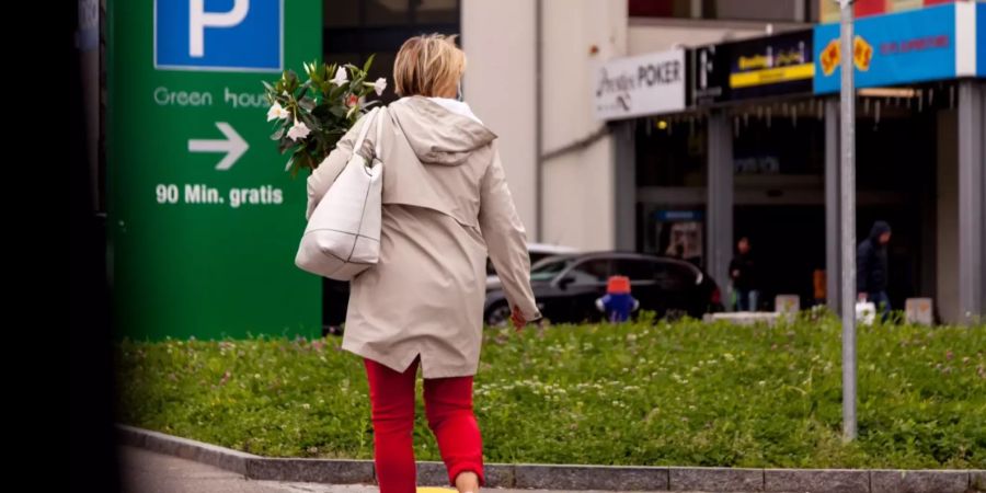 Kundin nach Einkauf im Green House, Dietlikon.