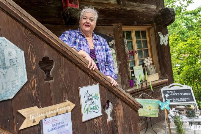 Glücks-Schmiedin Franziska Rosa vor ihrer Praxis