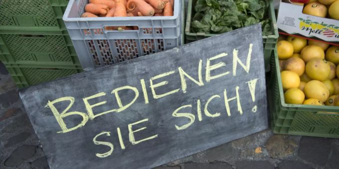 Ein Verkaufsstand gegen Foodwaste, an dem Lebensmittel verteilt werden. Das Thema ist prominent im neuen Konzept vertreten. Stand Foodsharing Spenden