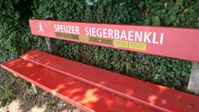 Auf dem Speuzer Siegerbänkli am Waldrand werden jährlich die Besten verewigt. Speuzer Trophy Erlinsbach