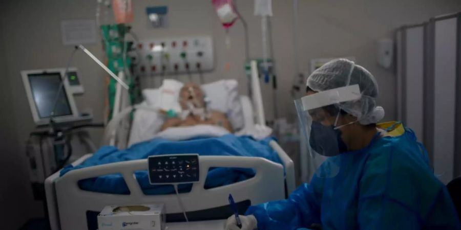 Ein Covid-19-Patient in einem Krankenhaus im brasilianischen Maricá