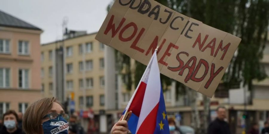 Demonstration vor Oberstem Gericht in Warschau