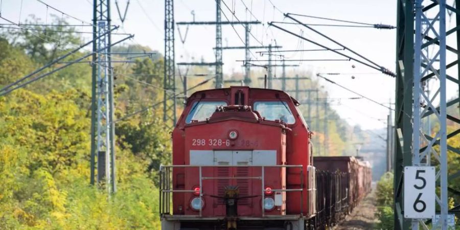 DB Cargo hatte im vergangenen Jahr 232 Millionen Tonnen Güter transportiert. Seit 2010, als es noch 415 Millionen Tonnen waren, geht die Menge zurück. Foto: Soeren Stache/dpa-Zentralbild/dpa