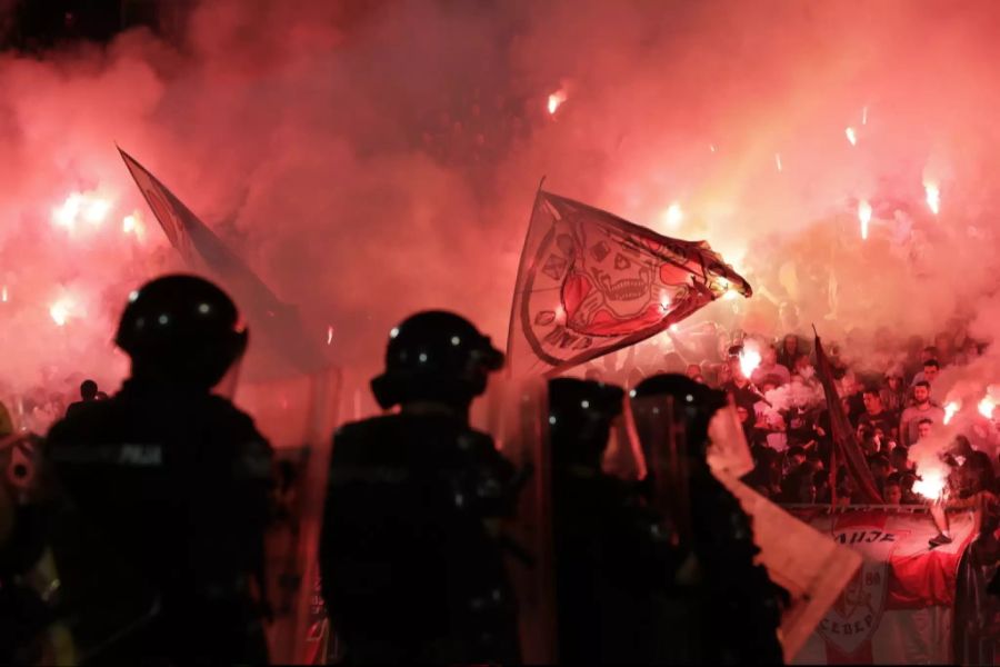 Die Polizei versucht vergebens, die Lage in der Arena zu kontrollieren.