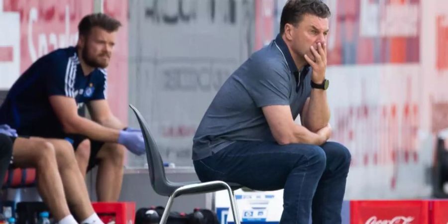 Trainer Dieter Hecking will beim HSV bleiben - auch im Falle des Nicht-Aufstiegs. Foto: Tom Weller/dpa
