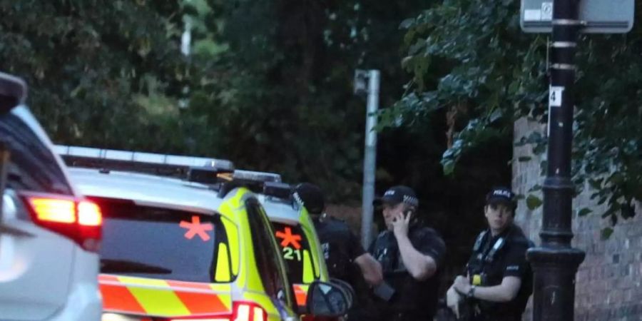 Polizei nach der Tat im Stadtzentrum von Reading. Foto: Steve Parsons/PA Wire/dpa