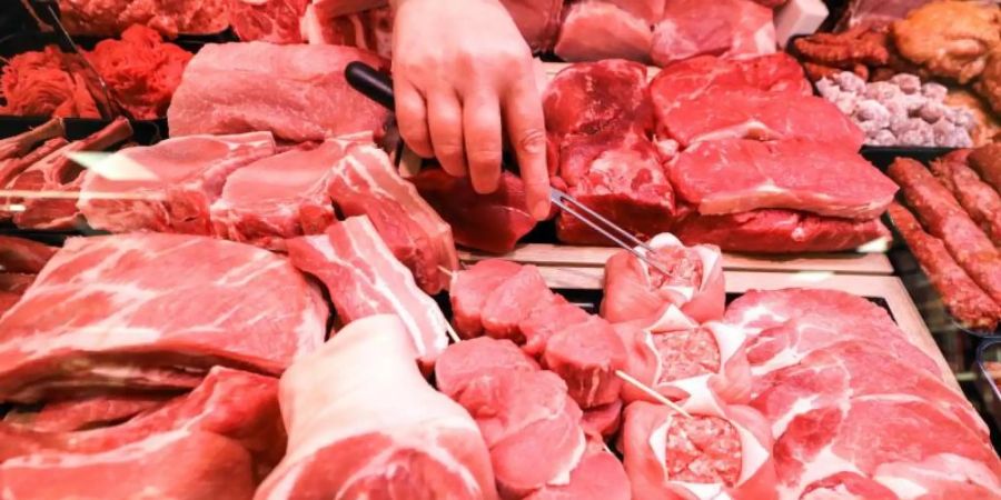 Verschiedene Sorten Schweinefleisch und Rindfleisch liegen n einer Fleischtheke in einem Supermarkt. Foto: Jan Woitas/dpa-Zentralbild/dpa