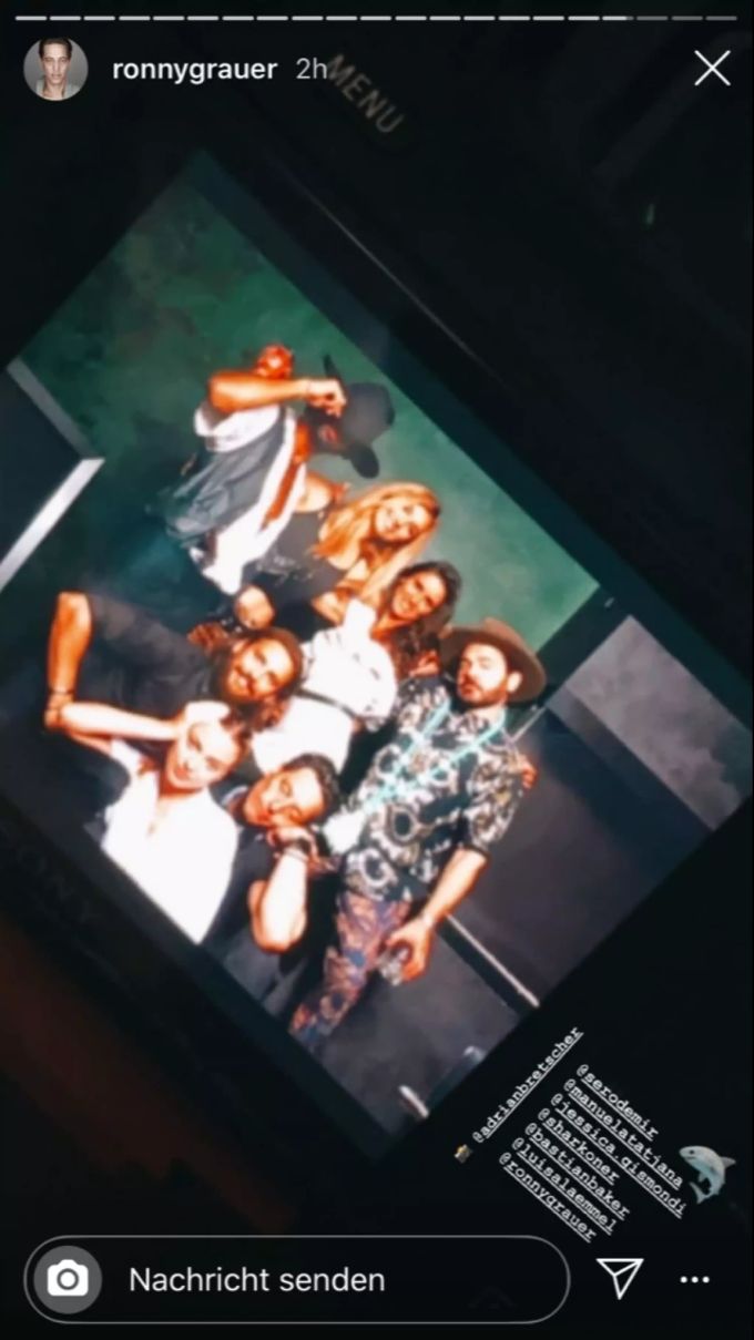 Manuela Frey (schwarzes Top) und ihr Ex-Freund Bastian Baker posieren gemeinsam für das Gruppenbild. frey