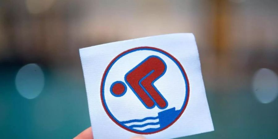 Erst mit dem Schwimmabzeichen Bronze erlangen Kinder genügend Schwimmsicherheit. Foto: Sina Schuldt/dpa