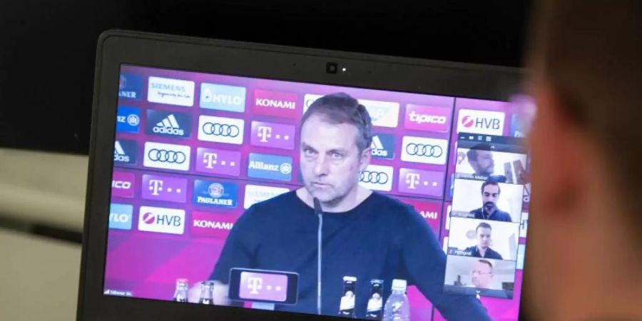 Trainer Hansi Flick wird mit dem FC Bayern München im Sommer über digitale Plattformen «auf Tour» gehen. Foto: Matthias Balk/dpa
