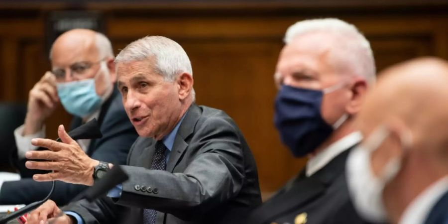 US-Chefvirologe Anthony Fauci (2. v.l.)