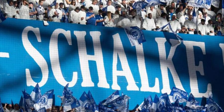 Die Schalke-Fans sorgen sich um ihren Club. Foto: Bernd Thissen/dpa