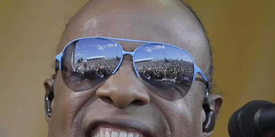 US-Soul-Legende Stevie Wonder beim Jazz and Heritage Festival 2017 in New Orleans. Foto: David Grunfeld/NOLA.com The Times-Picayune/dpa