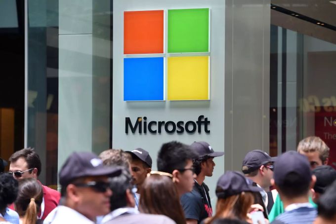 Kunden stehen Schlange stehen vor dem Microsoft-Flagshipstores. Microsoft zieht sich weltweit mit seinen 82 eigenen Läden aus dem Einzelhandel zurück. Microsoft schliesst seine Läden