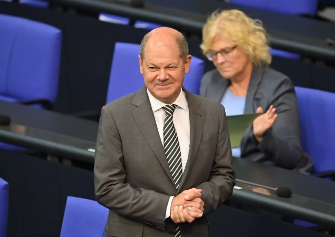 Bundesfinanzminister Olaf Scholz (SPD) kommt zur Sondersitzung des Deutschen Bundestages zur geplanten Absenkung der Mehrwertsteuer ab dem 01.07.2020. Die auf ein halbes Jahr begrenzte Absenkung der Mehrwertsteuer ist Teil des Konjunkturpakets der Bundesregierung zur Ankurbelung der Wirtschaft in der Corona-Krise. Hinten sitzt Bundesjustizministerin Christine Lambrecht (SPD). Bundestag