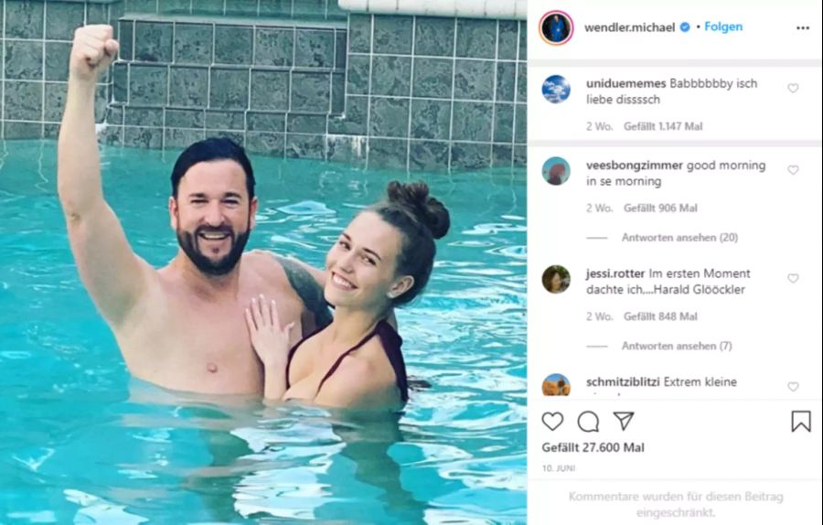 Michael Wendler und seine Laura im Pool.