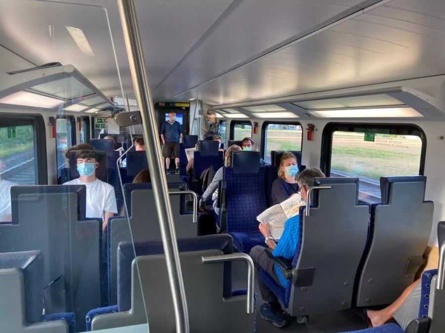 In einer S-Bahn von Thun nach Bern hält die Maske offensichtlich nicht von einem kurzen Nickerchen ab.