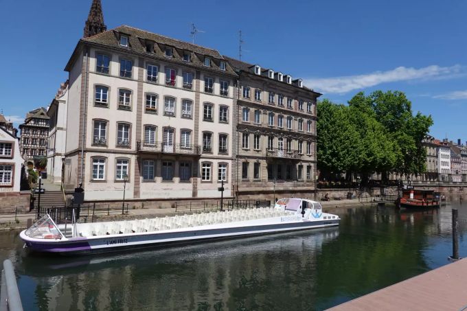 Ein leeres Ausflugsboot des Anbieters «Batorama» liegt auf der Ill in Strassburg. Die Elsass-Metropole bereitet sich langsam wieder auf Touristen vor. Vor Urlaubsstart - Frankreich