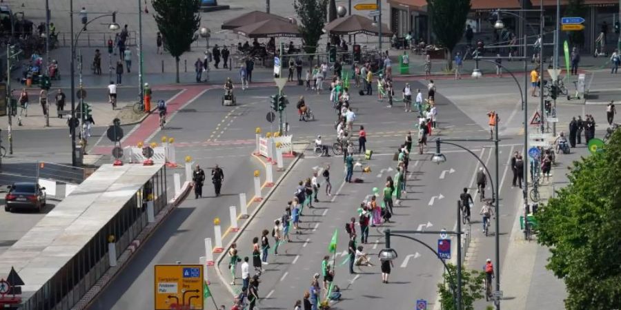 Die Menschenkette in Berlin - hier in der Nähe des Alexanderplatzes - soll neun Kilometer lang sein. Foto: Jörg Carstensen/dpa