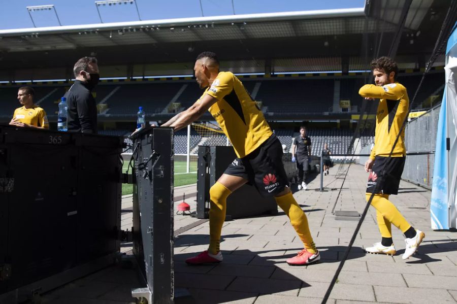 YBs Guillaume Hoarau und Miralem Sulejmani bereiten sich für ihren Einsatz vor.