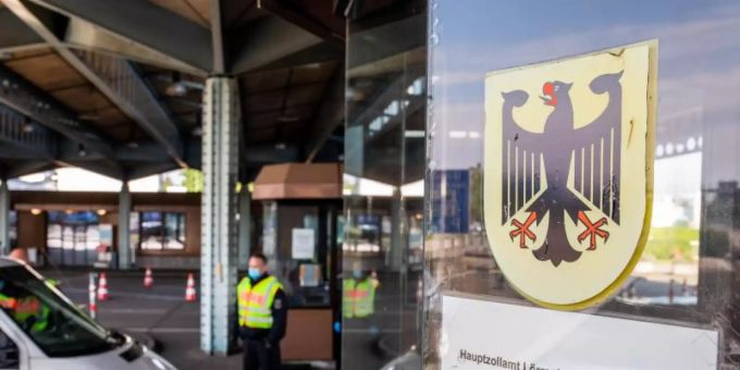 Der Grenzübergang zur Schweiz in Weil am Rhein (D). (Symbolbild) Foto: Philipp von Ditfurth/dpa Grenzübergang
