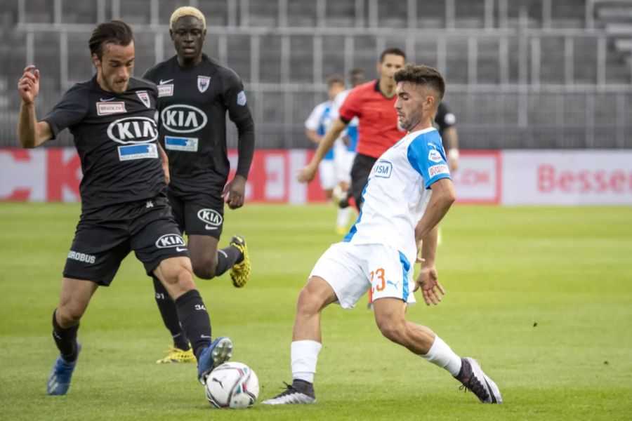 Raoul Giger vom FC Aarau im Duell mit GCs Nikola Gjorgjev.