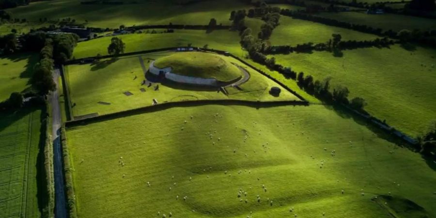 Die zwischen 3200 und 3000 vor Christus erbaute Anlage von Newgrange nördlich von Dublin zählt zum Unesco-Weltkulturerbe. Foto: Ken Williams/shadowsandstone/dpa