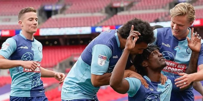 Die Spieler der Wycombe Wanderers feiern das entscheidende Tor. Wycombe Wanderers