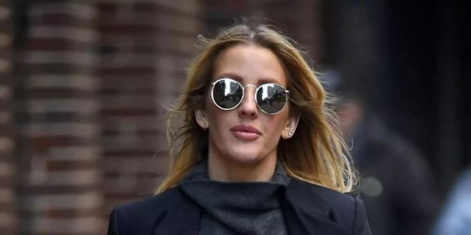 Ellie Goulding trägt im Aufnahmestudio nur schwarze Kleidung. Ellie Goulding